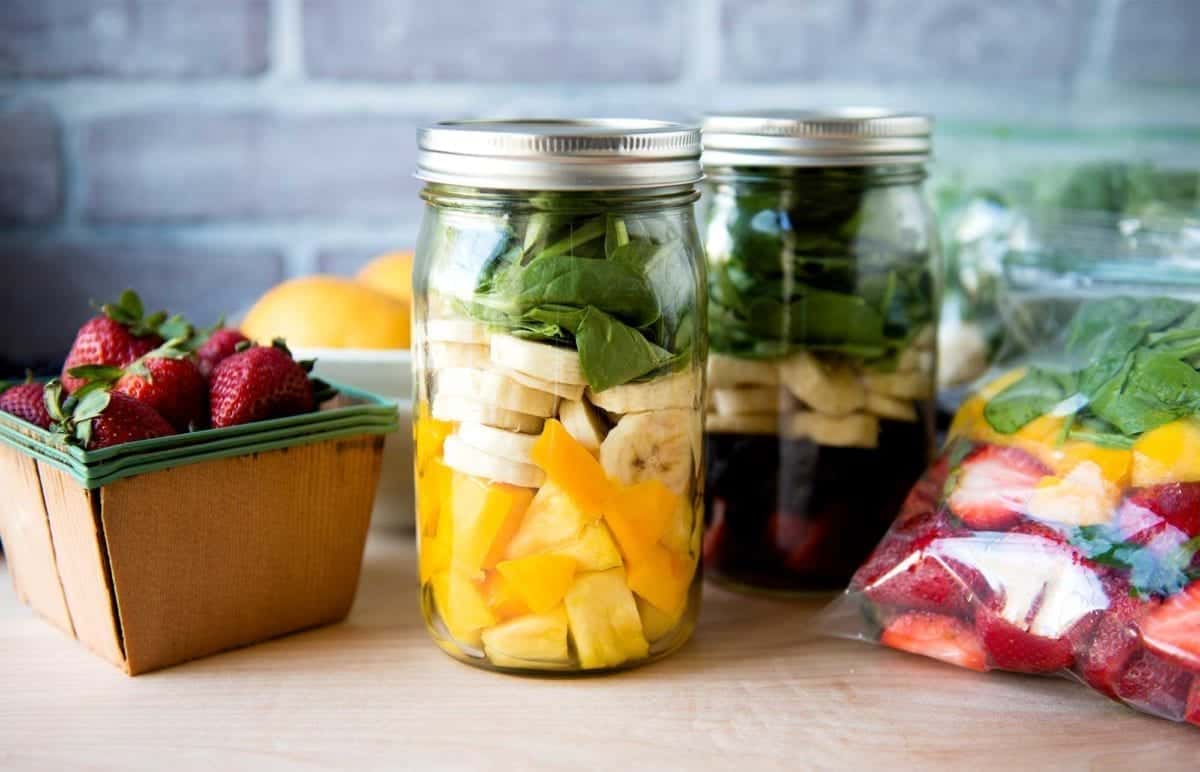 How to prep ahead smoothies for the week with bags or jars