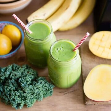Toxin reducing green smoothie with lemon