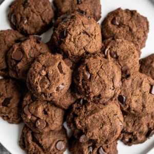 Gluten-Free Vegan Ginger Cookies with Chocolate Chips | SimpleGreenSmoothies.com #vegan #glutenfree #cookies