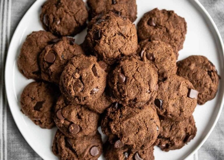 Gluten-Free Vegan Ginger Cookies with Chocolate Chips | SimpleGreenSmoothies.com #vegan #glutenfree #cookies