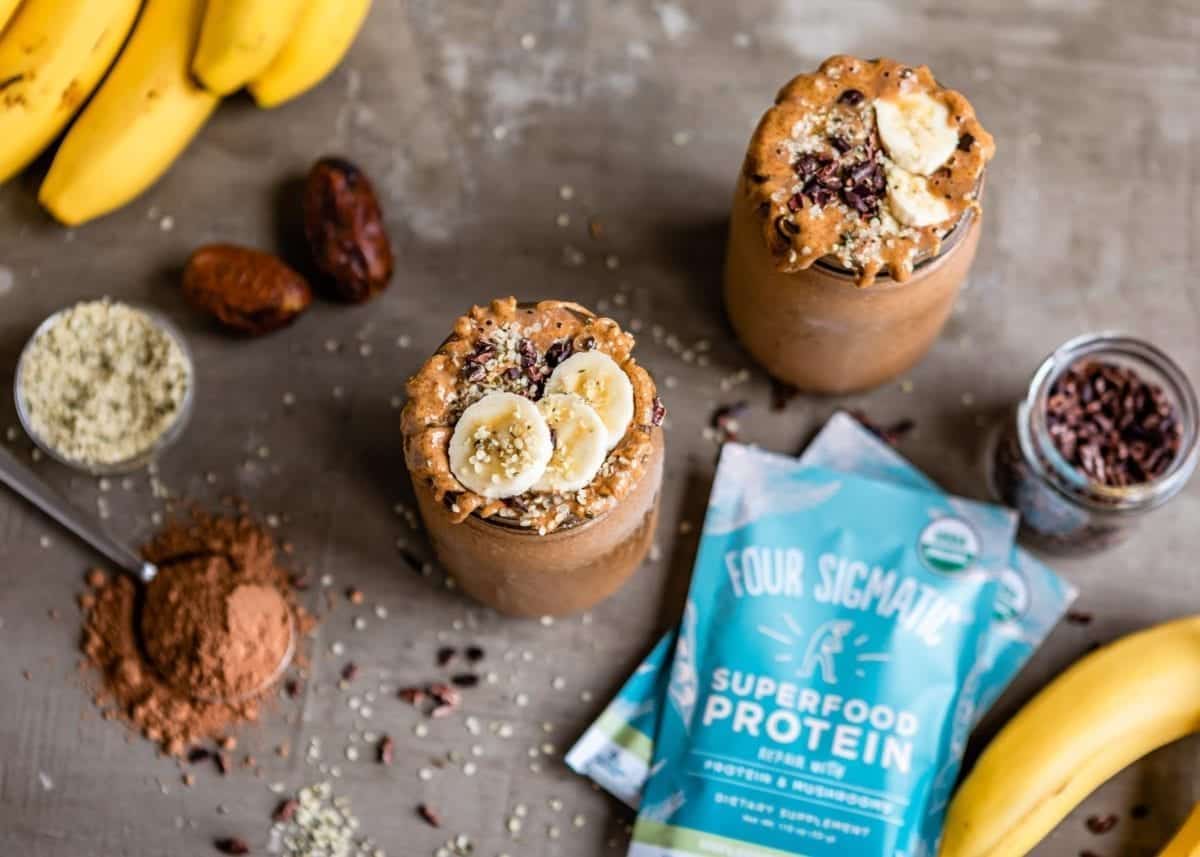 Smoothie toppings that are tasty and delicious with Four Sigmatic superfood protein | Simple Green Smoothies