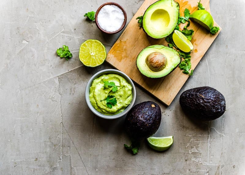 Cilantro et citron vert sur une planche à découper