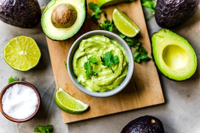 On a mélangé des avocats, du lait de coco, du citron vert et du sel marin dans un mélangeur pour créer ce résultat crémeux.