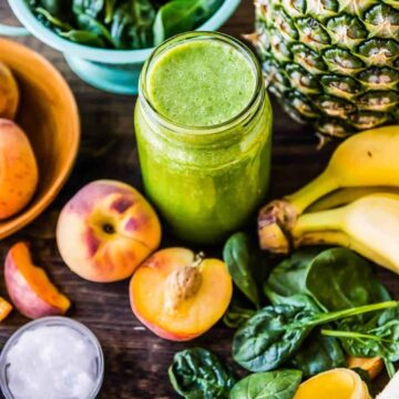 Batido verde saludable antes del entrenamiento que aumenta la energía con plátano y proteína