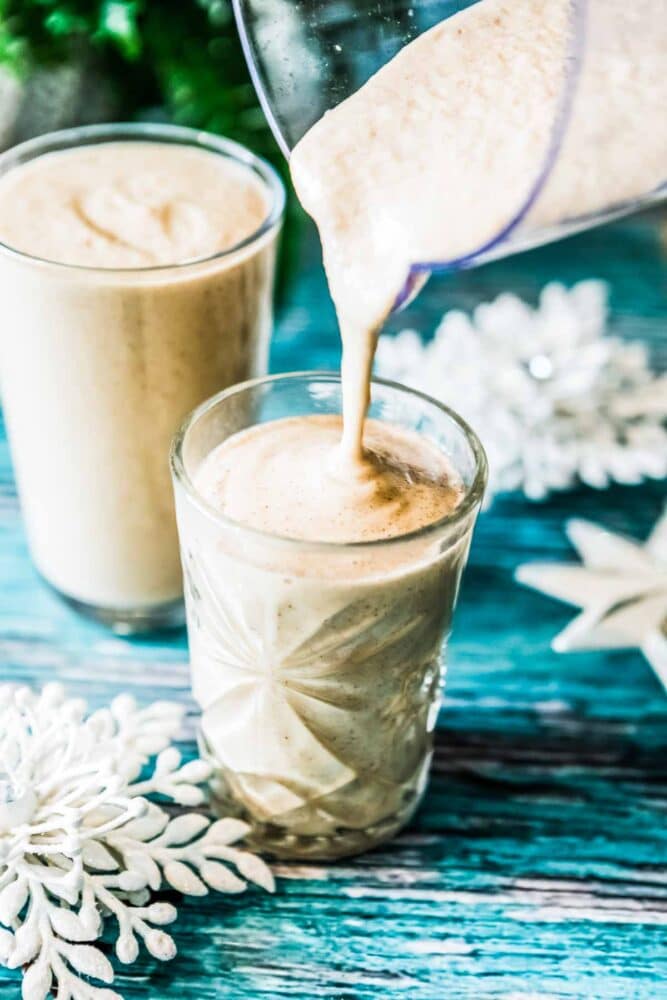 this super creamy smoothie is a classic gingerbread recipe in drink form