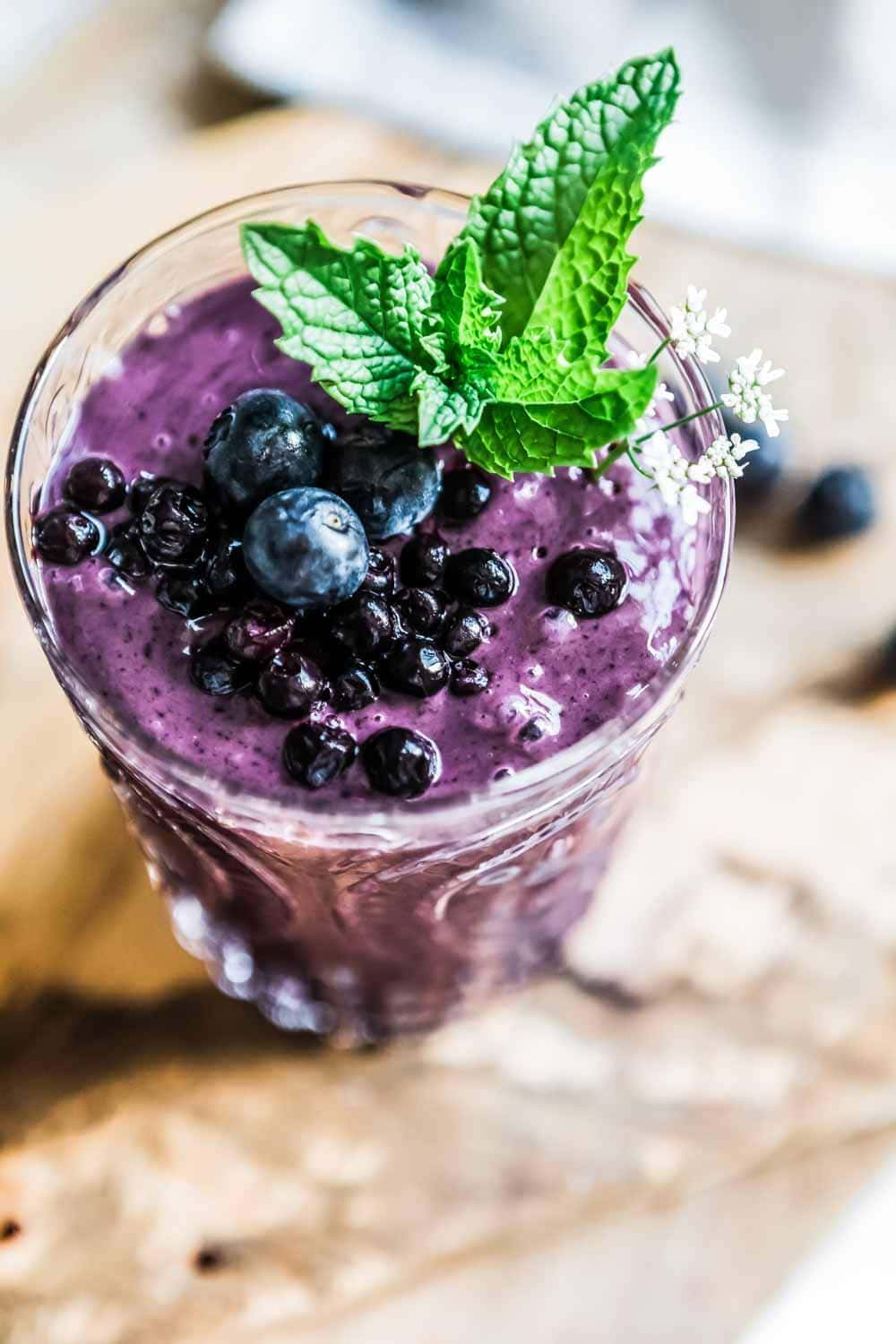 healthy blueberry smoothie