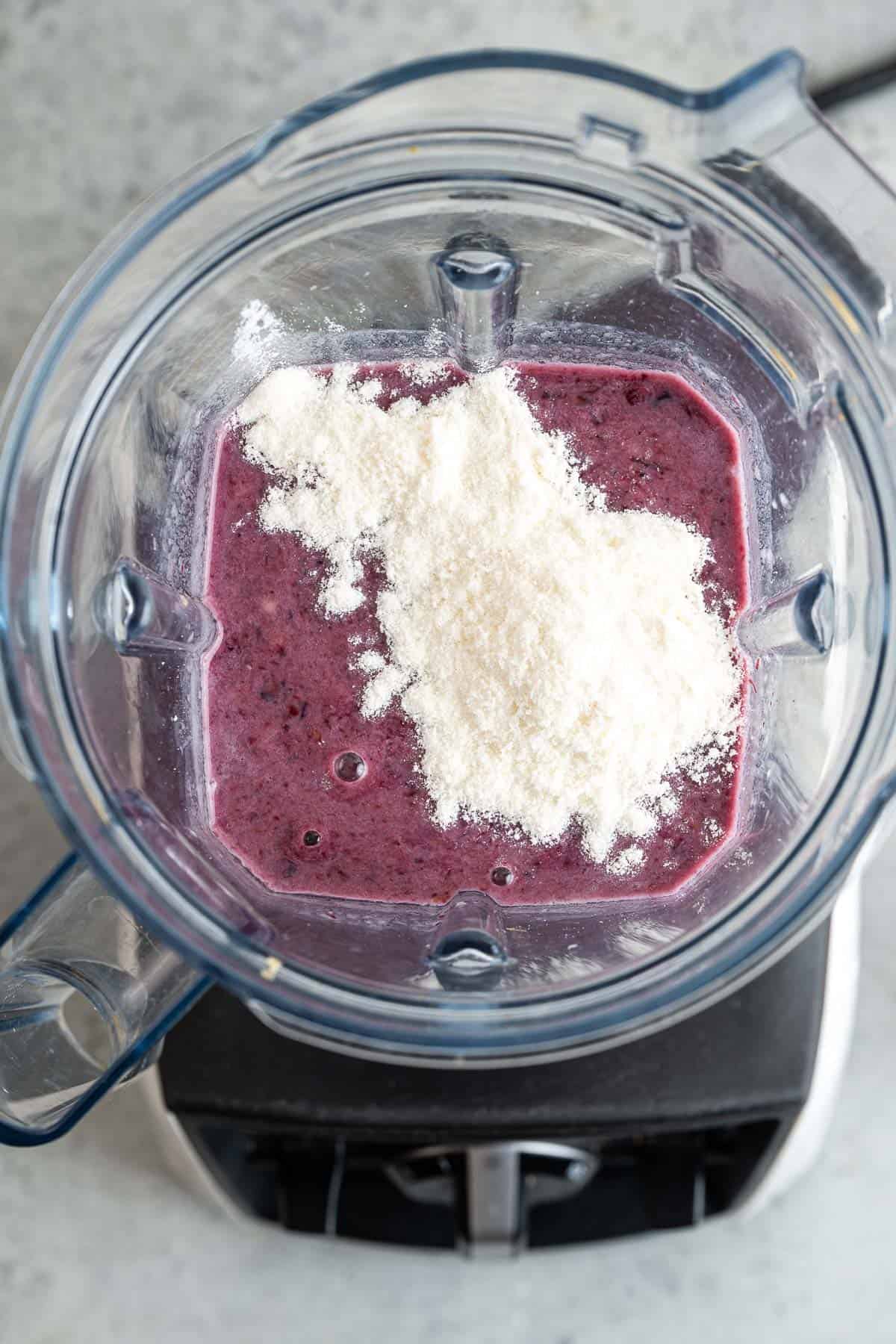 Collagen peptides added to blended blackberry smoothie ingredients