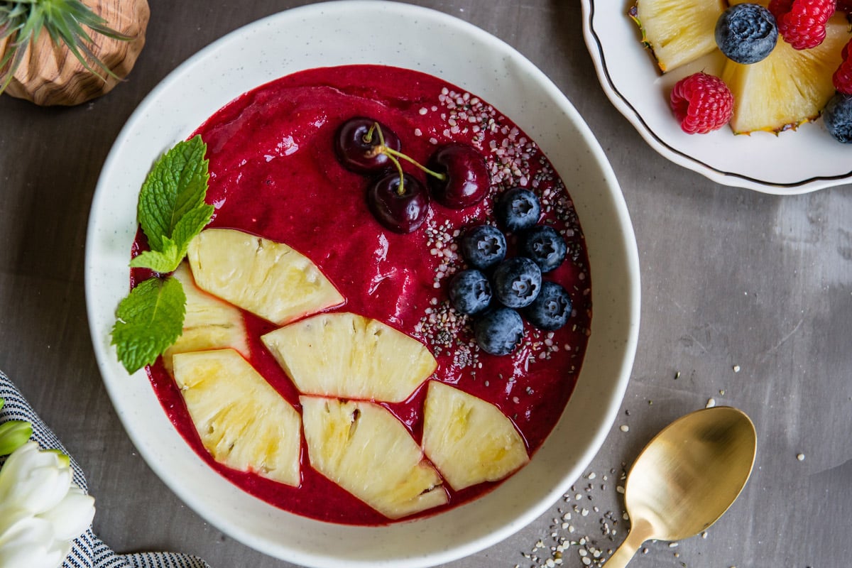 Easy smoothie bowl with fresh toppings
