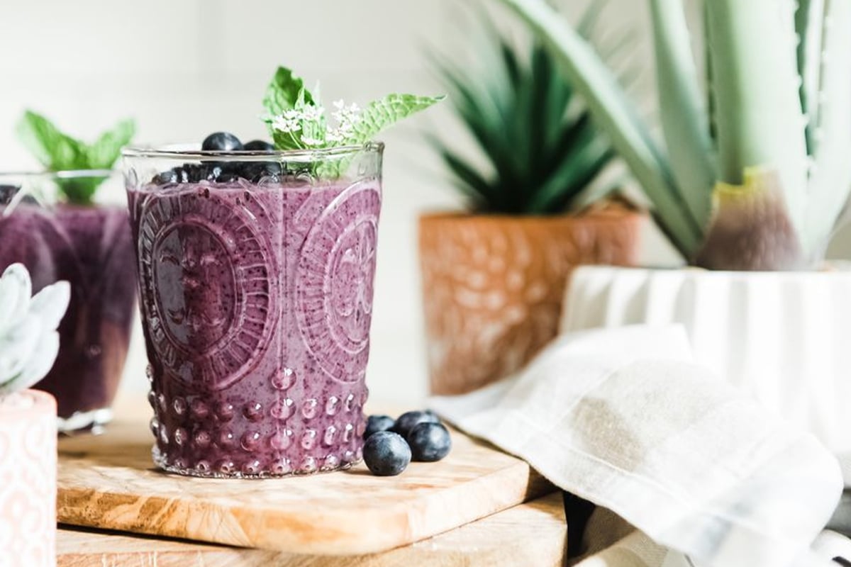 Easy blueberry smoothie with only 3 ingredients