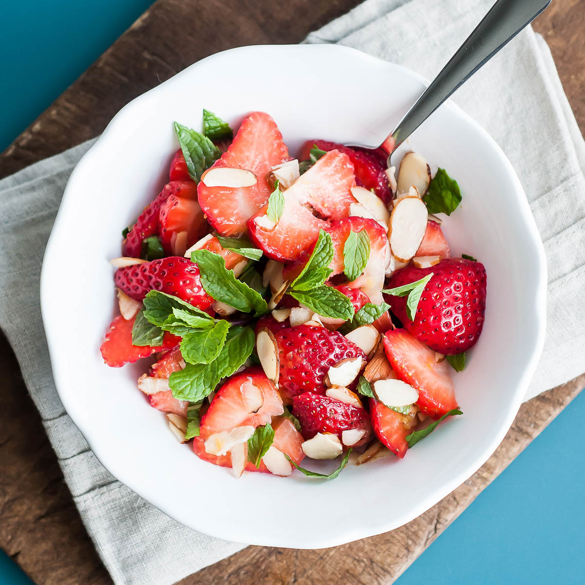 Strawberry Snack Bowl recipes included in this plant based meal plan