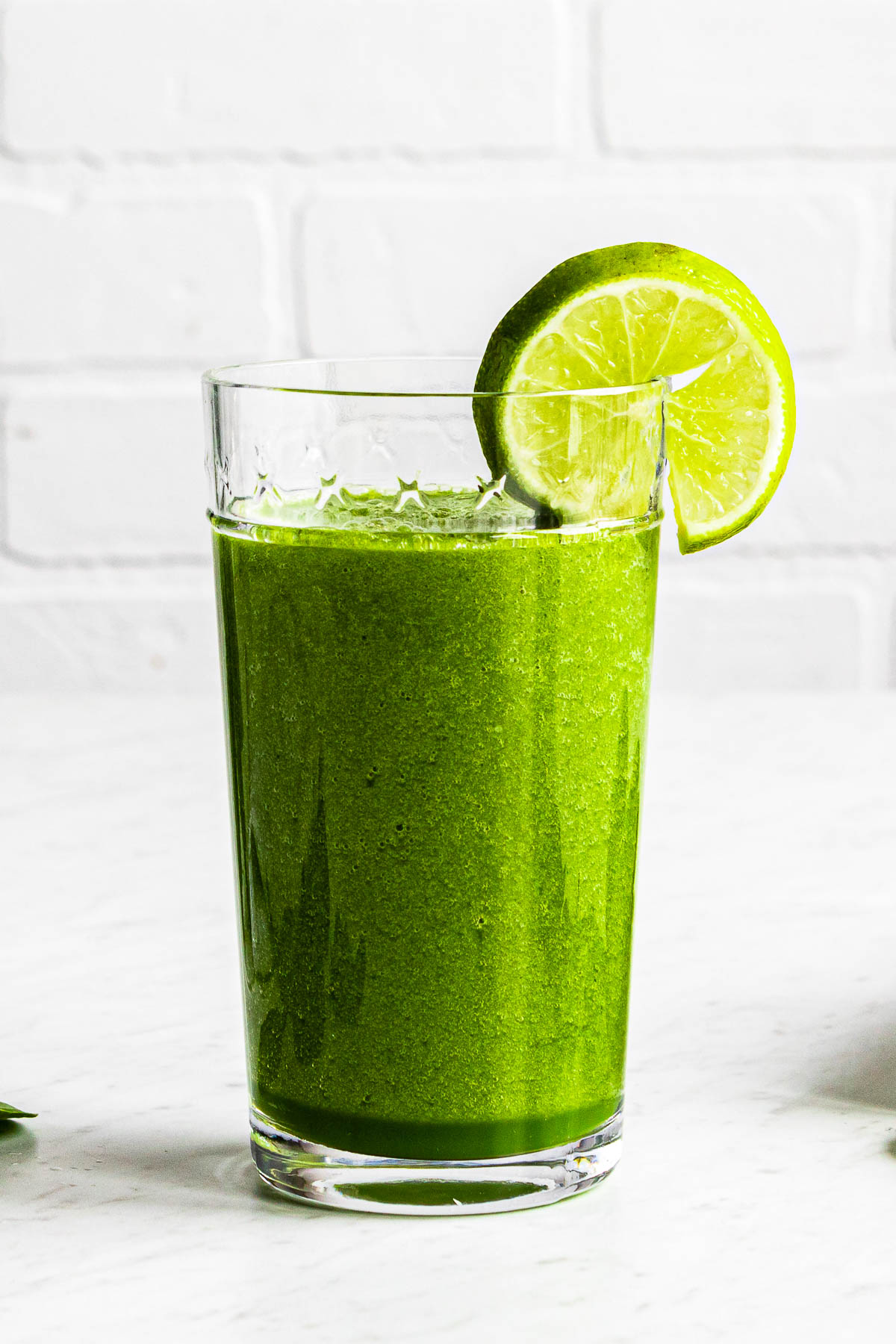 low sugar smoothie recipe of an green alkaline smoothie in glass jar. 