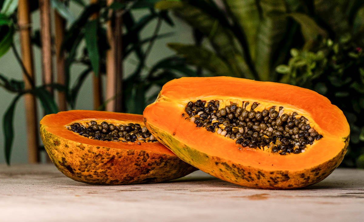 2 halves of papaya with seeds.