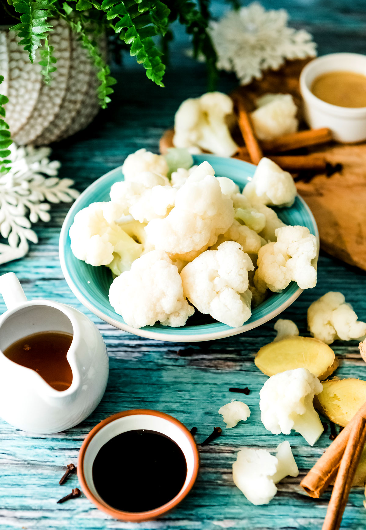 Ingredients for a healthy gingerbread smoothie recipe.