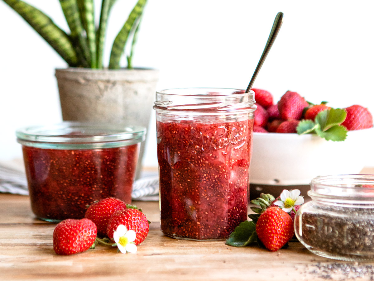 Healthy homemade fruit filling for breakfast bars
