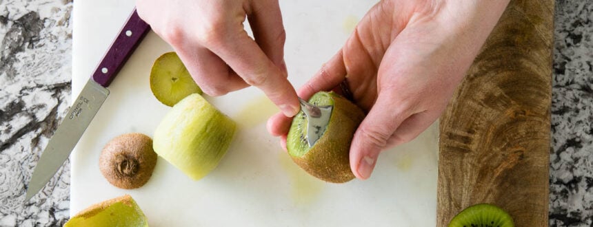 How to Peel Kiwi in 2 Steps - Simple Green Smoothies