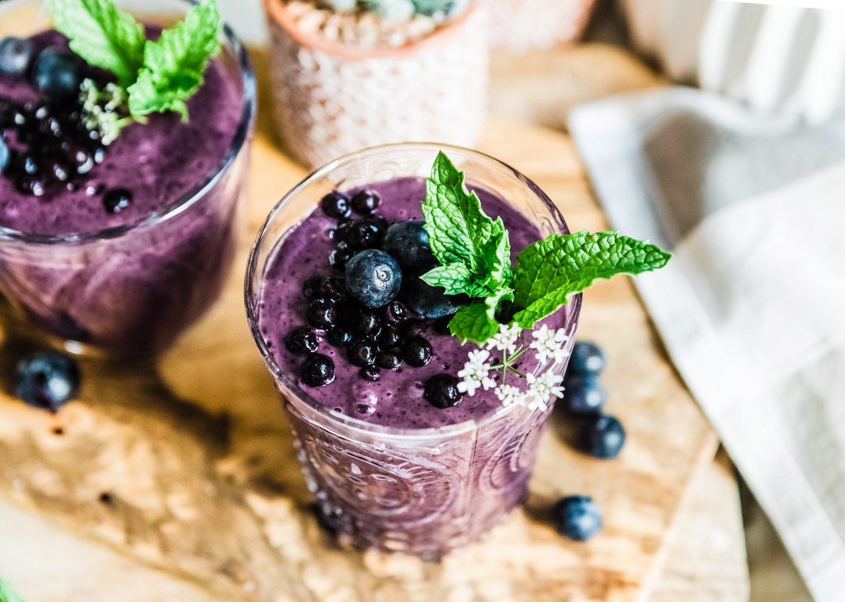 Smoothie recipe without banana on table with fresh berries.