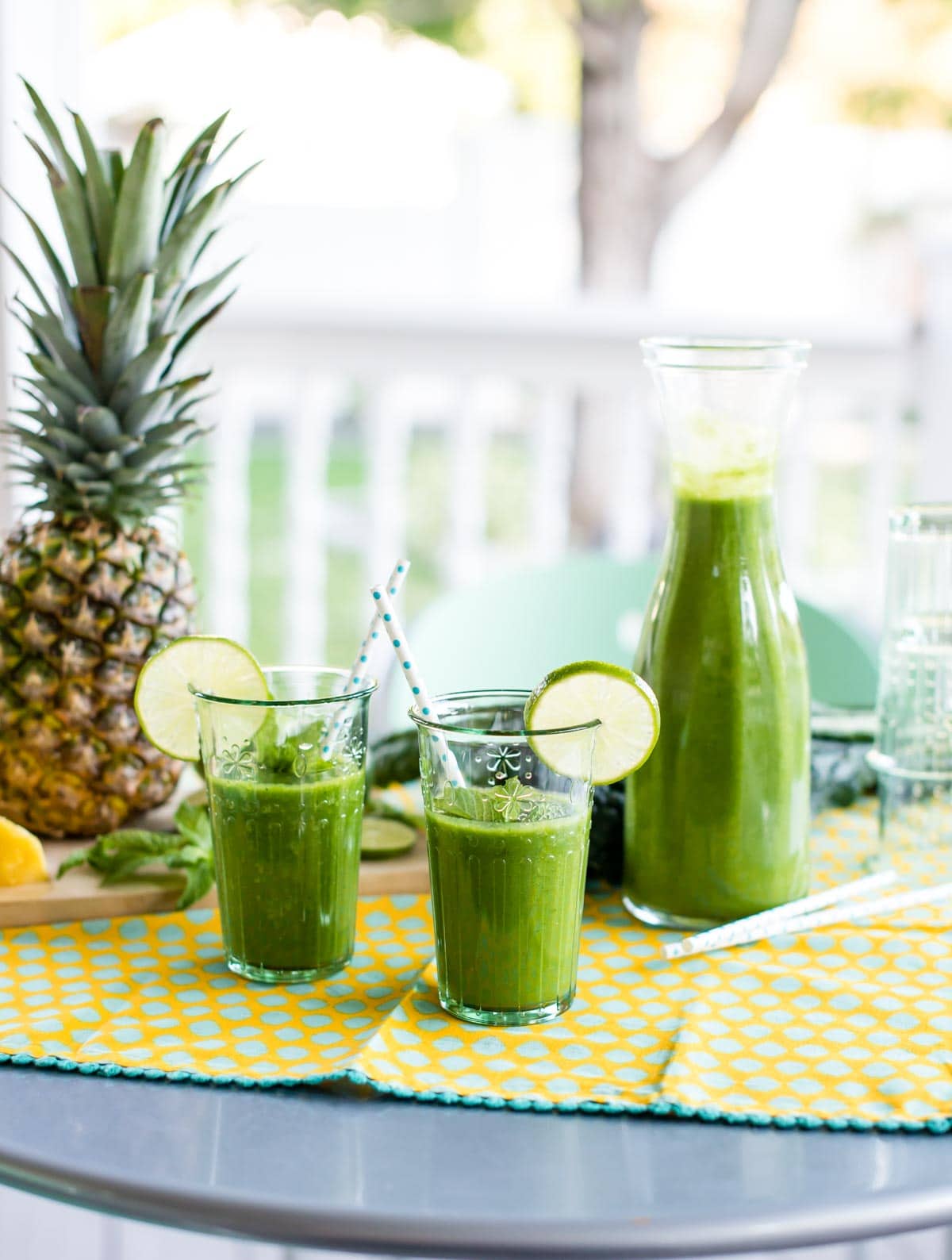 https://simplegreensmoothies.com/wp-content/uploads/pineapple-mint-smoothie-virgin-mojito-fresh-3.jpg