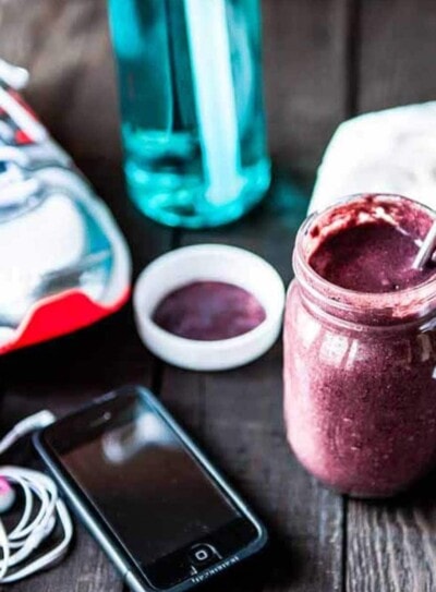 Workout smoothie with antioxidants and superfoods.