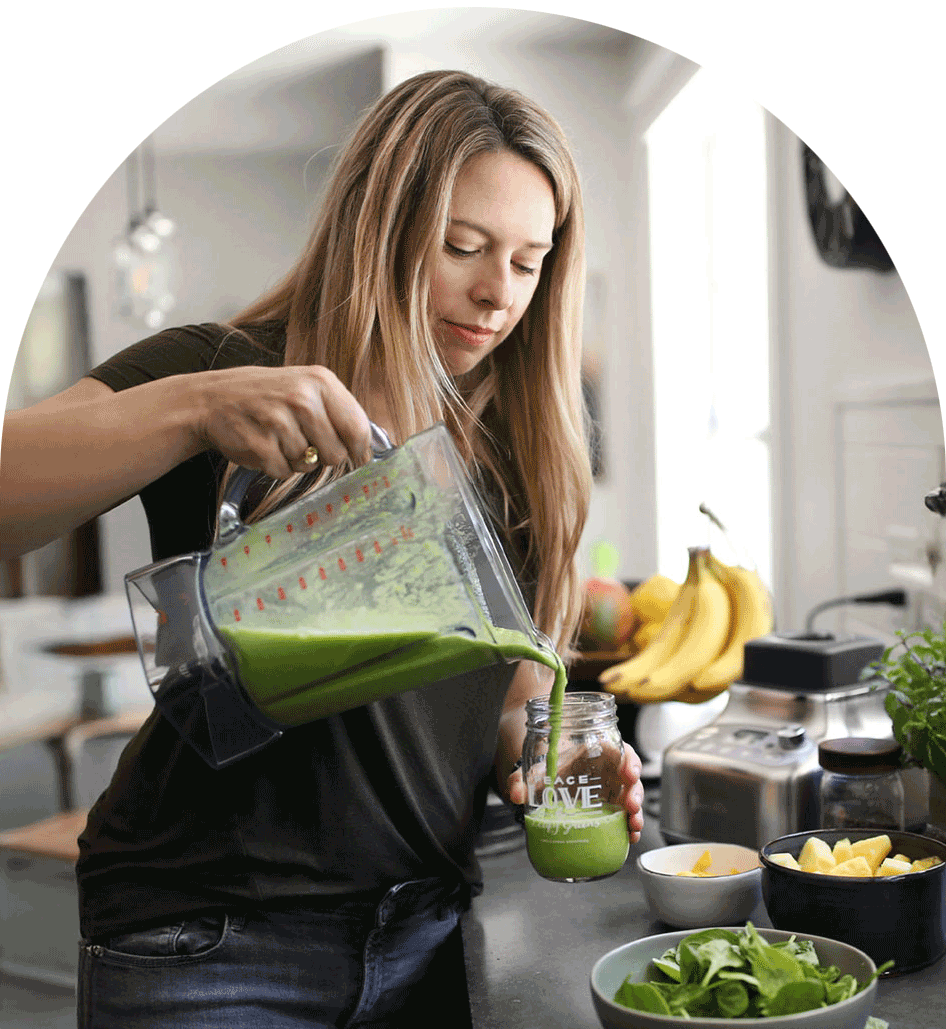 Jen Hansard pouring a simple green smoothie recipe