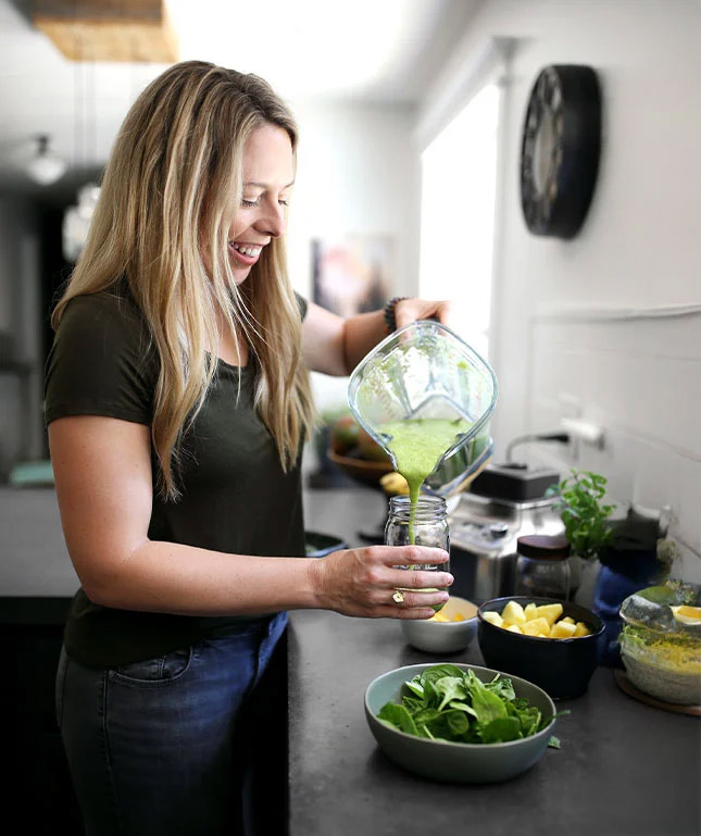 Jen Hansard pouring a smoothie for tutorial
