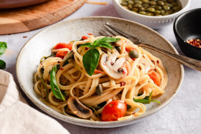 Vegan one-pot pasta with cherry tomatoes, basil and mushrooms.