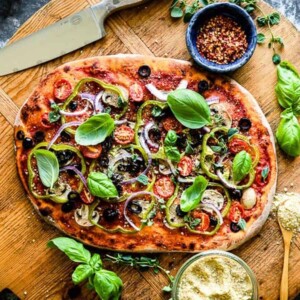 vegan pizza with vegetable toppings.