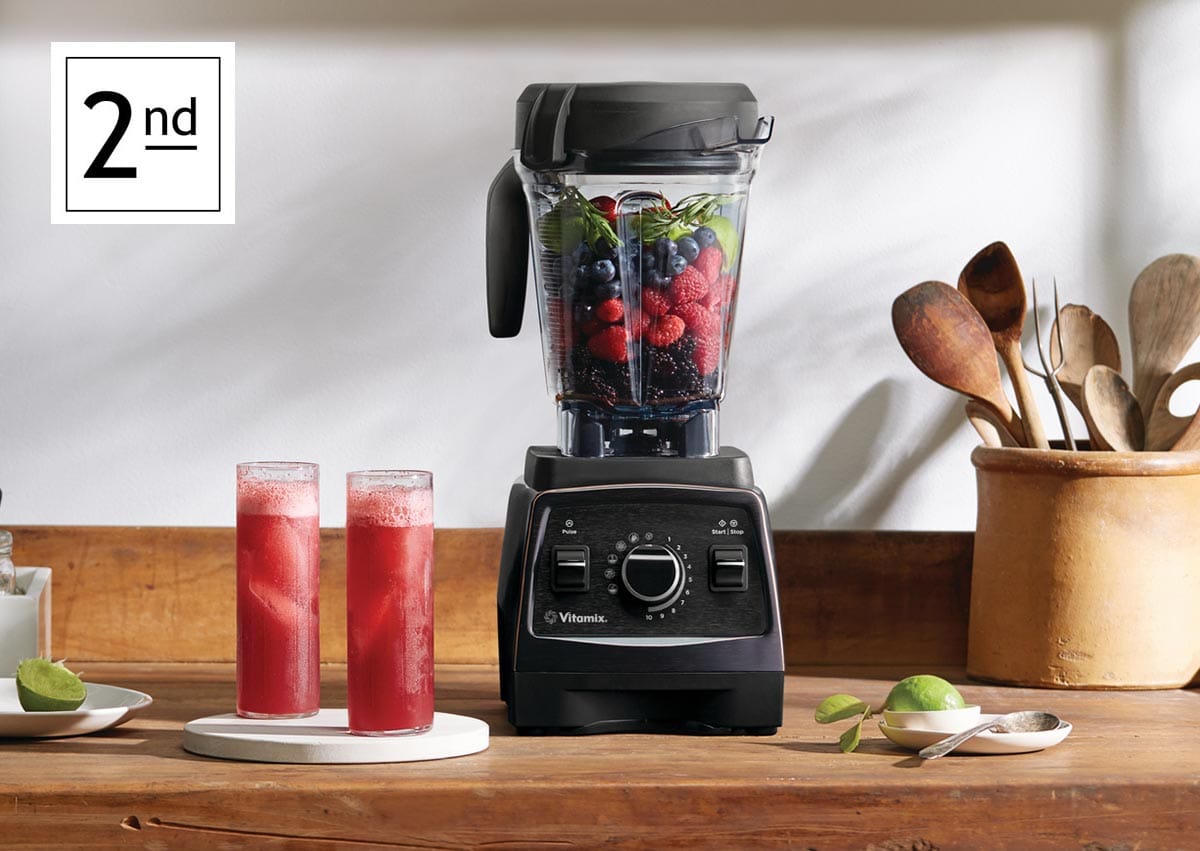 Vitamix pro 750 blender with fruit and spinach on kitchen bounter