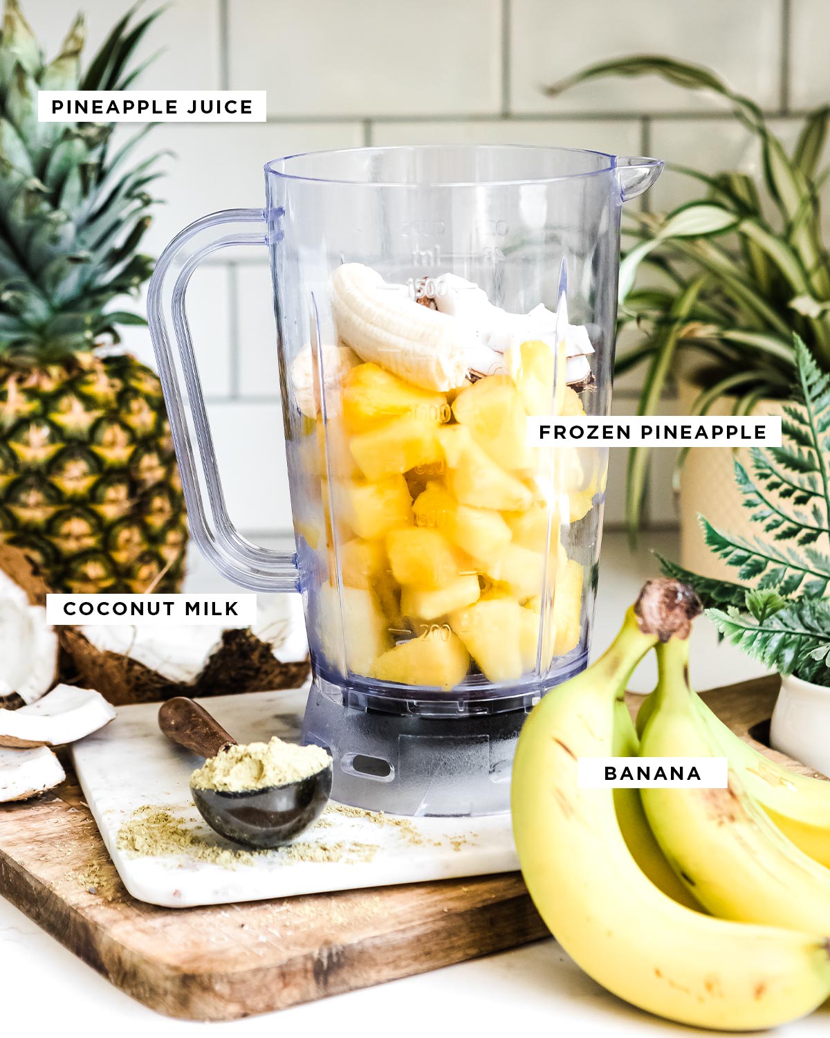 Ingredienti etichettati tra cui succo d'ananas, ananas congelato, latte di cocco e banana.